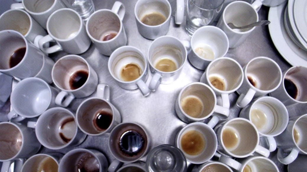 فنجان های قهوه و مصرف بالای کافئین