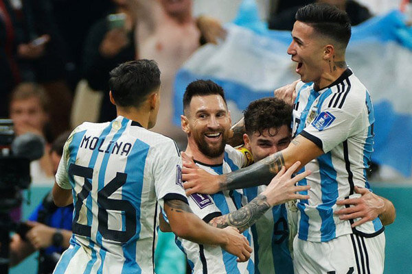شادی بازیکنان آرژانتین برای رسیدن به فینال جام بیست و دوم