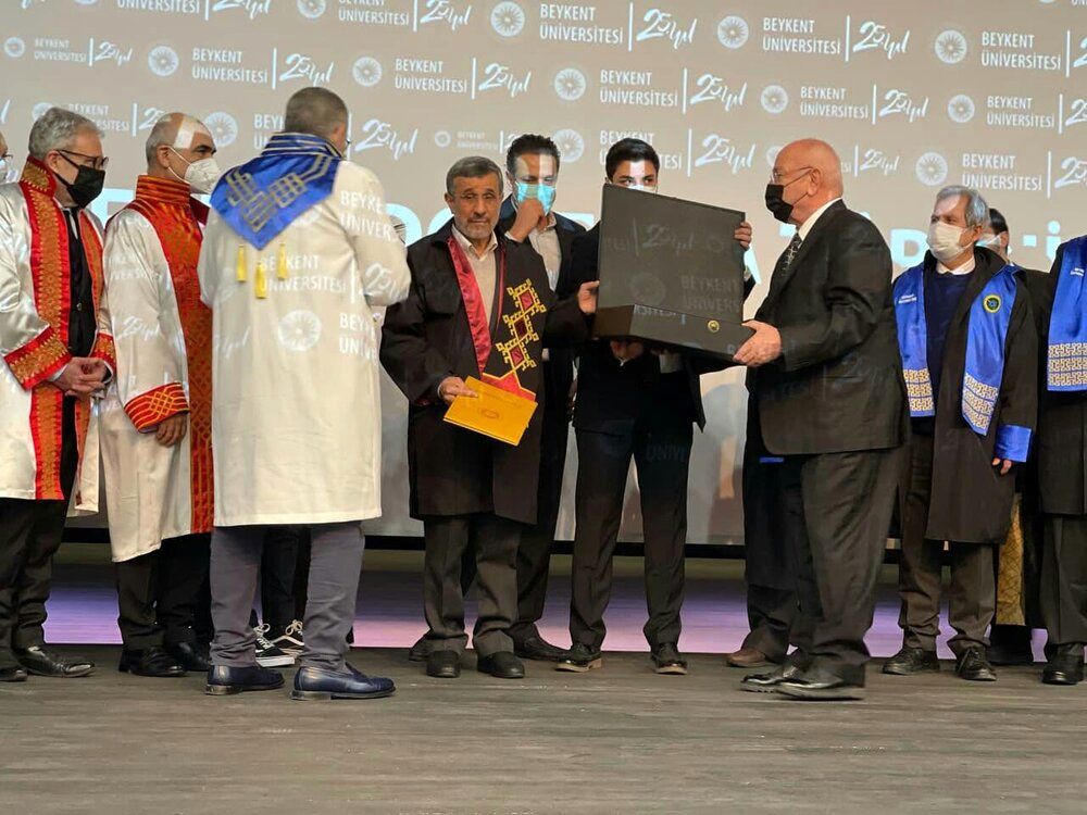 محمود احمدی نژاد در ترکیه دکترای افتخاری گرفت + عکس