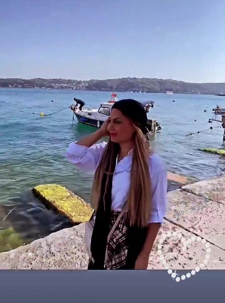لباس نامناسب مجری زن ایرانی در دریای ترکیه + عکس