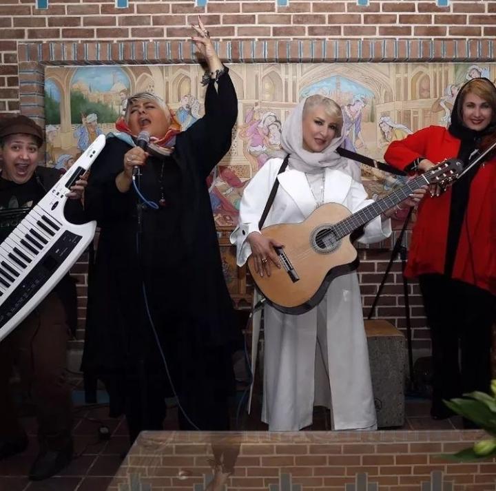 بازیگران زن کنسرت برگزار کردند / مرجانه گلچین گیتار به دست شد!