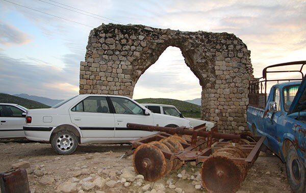 آتشکده ساسانی ۱۶۰۰ ساله پارکینگ خودرو شد! + عکس