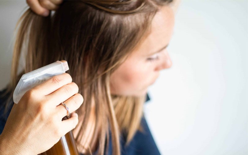 سشوار کشیدن مو با استفاده از محافظ حرارتی