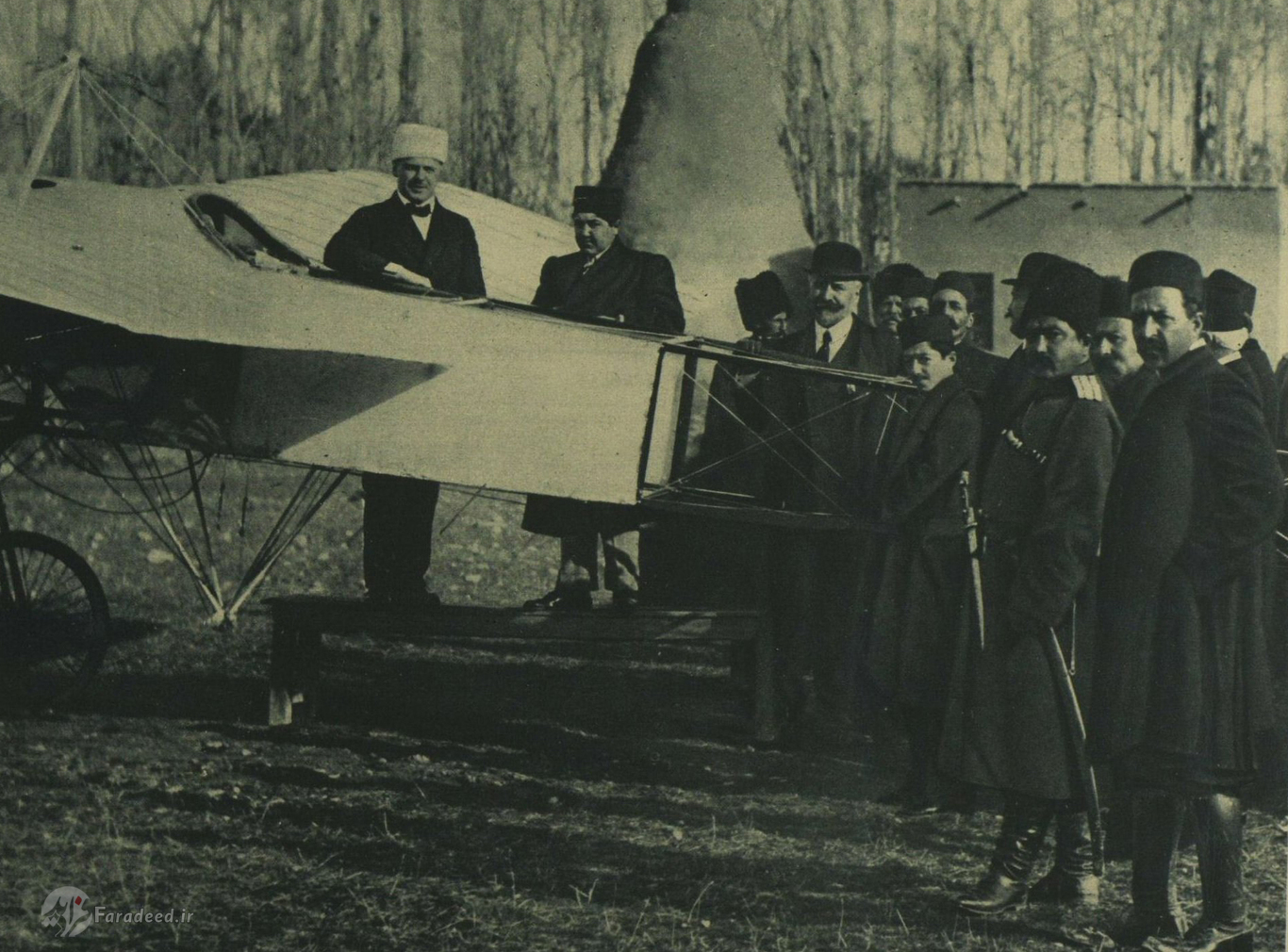 عکس یادگاری احمدشاه با اولین هواپیما در ایران