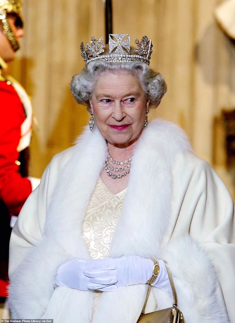 نگاهی به مجموعه خیره کننده و ارزشمند تاج‌ های ملکه انگلیس + عکس