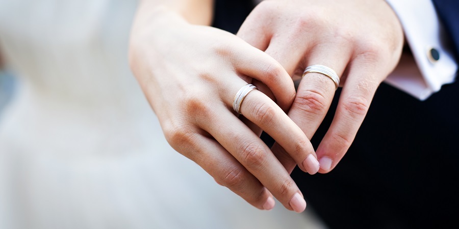 راز انداختن حلقه ازدواج در انگشت چهارم دست چپ