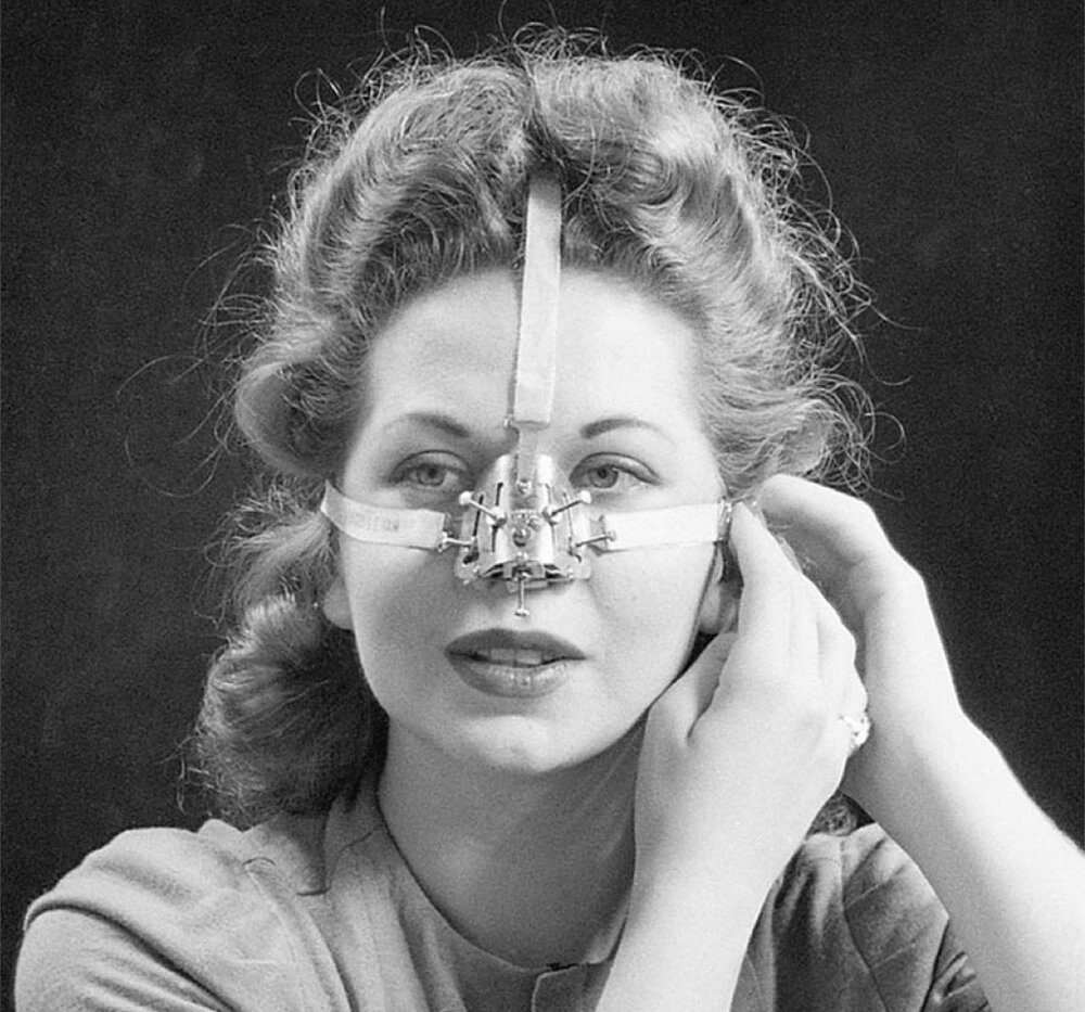 دستگاهی عجیب در دهه ۸۰ برای فرم دهی مناسب به بینی دختران